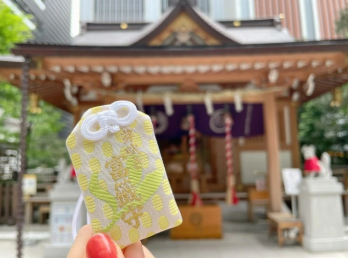 Tomikuji-mamori (bùa xổ số) có màu vàng rực rỡ với họa tiết mầm cây xanh (biểu tượng cho sự sinh sôi, nảy nở) và thêu chữ Tomikuji-mamori bằng chỉ vàng. Ảnh: Nippon Class
