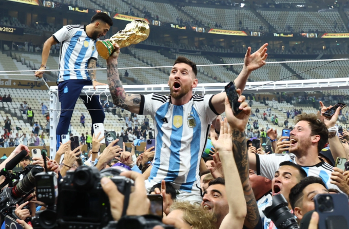 Lionel Messi cầm Cup vàng sau khi cùng Argentina thắng Pháp ở chung kết World Cup 2022. Ảnh:Reuters