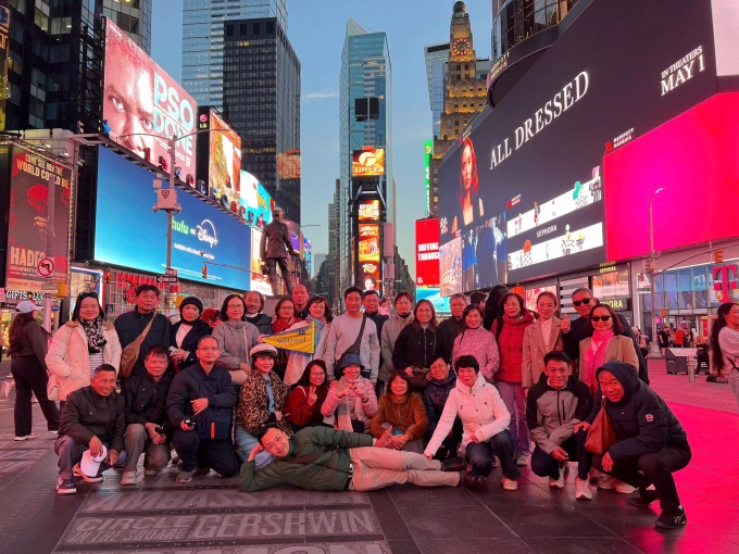 Đoàn khách Việt chụp ảnh lưu niệm tại Quảng trường Thời đại, New York, Mỹ. Ảnh: Vietravel