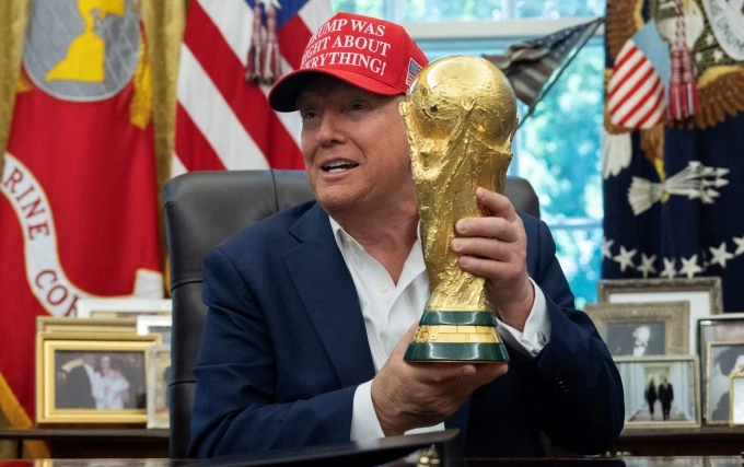 Tổng thống Mỹ Donald Trump cầm cúp vàng FIFA World Cup. Ảnh: AFP