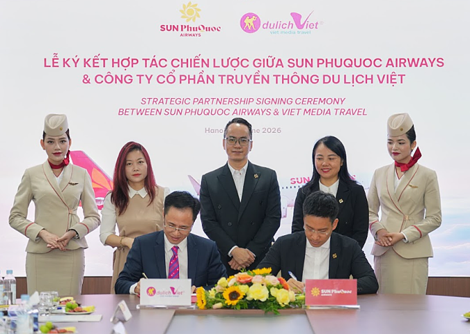 Đại diện SPA và Viet Media Travel ký kết hợp tác. Ảnh: Sun PhuQuoc Airways