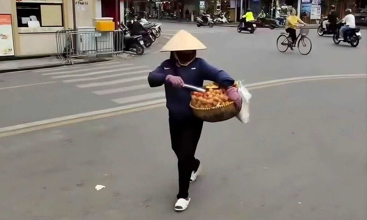 Người bán 10 chiếc bánh rán giá 430.000 đồng cho khách Tây bị xử phạt 관련 이미지