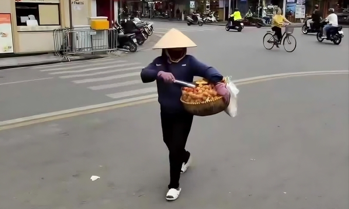 Bà Yến bán hàng ở khu vực phố cổ. Ảnh chụp màn hình