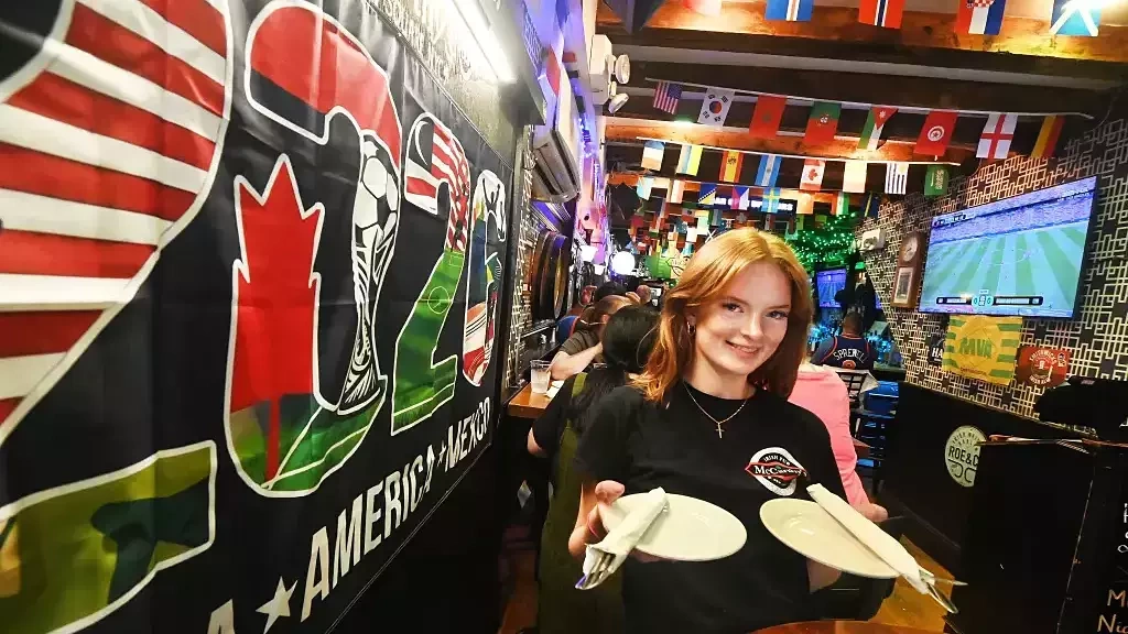Restaurant staff in the U.S. 'hi' tips World Cup - VnExpress Press