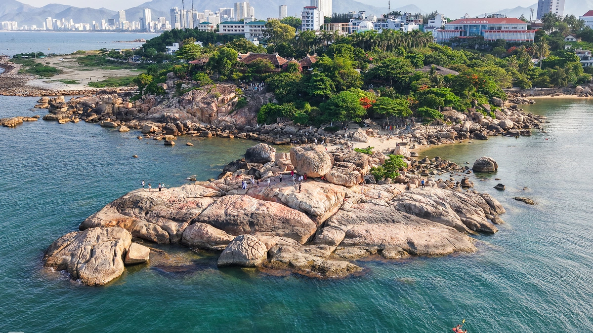Bãi đá xếp chồng đa hình thù giữa biển Nha Trang