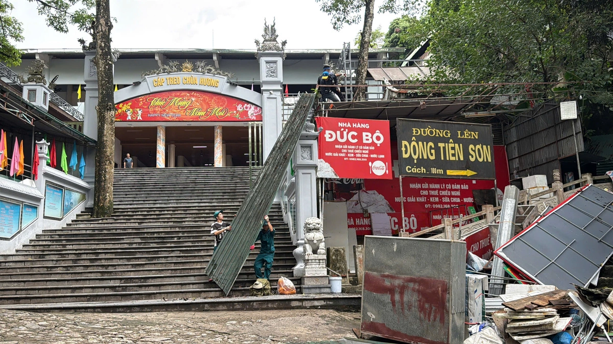 Chùa Hương giải tỏa loạt hàng quán tự phát