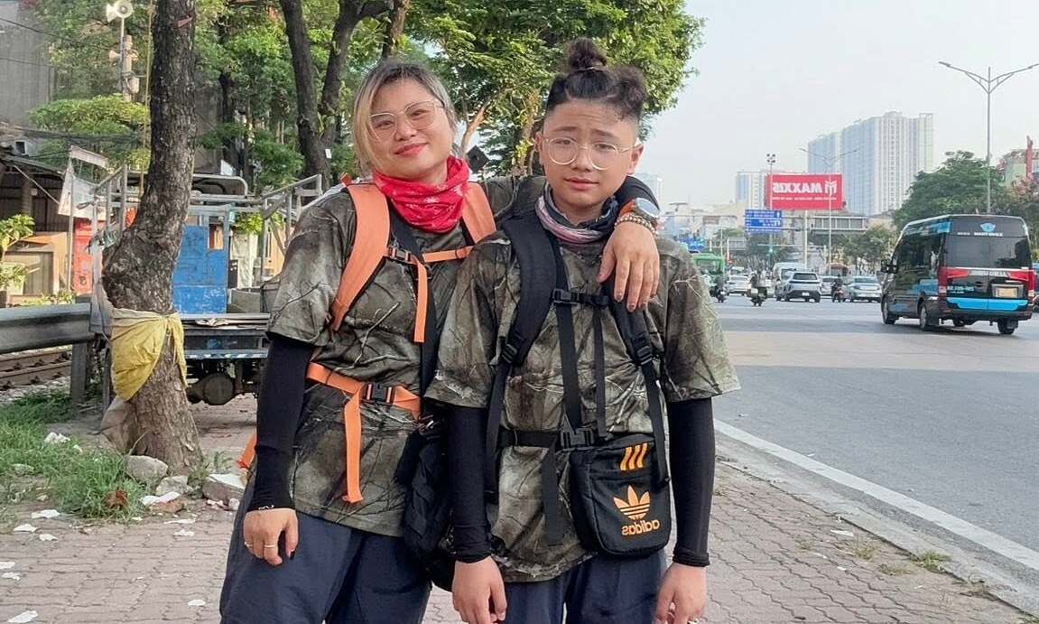 Mẹ cùng con 13 tuổi đi bộ từ Hà Nội vào Huế
