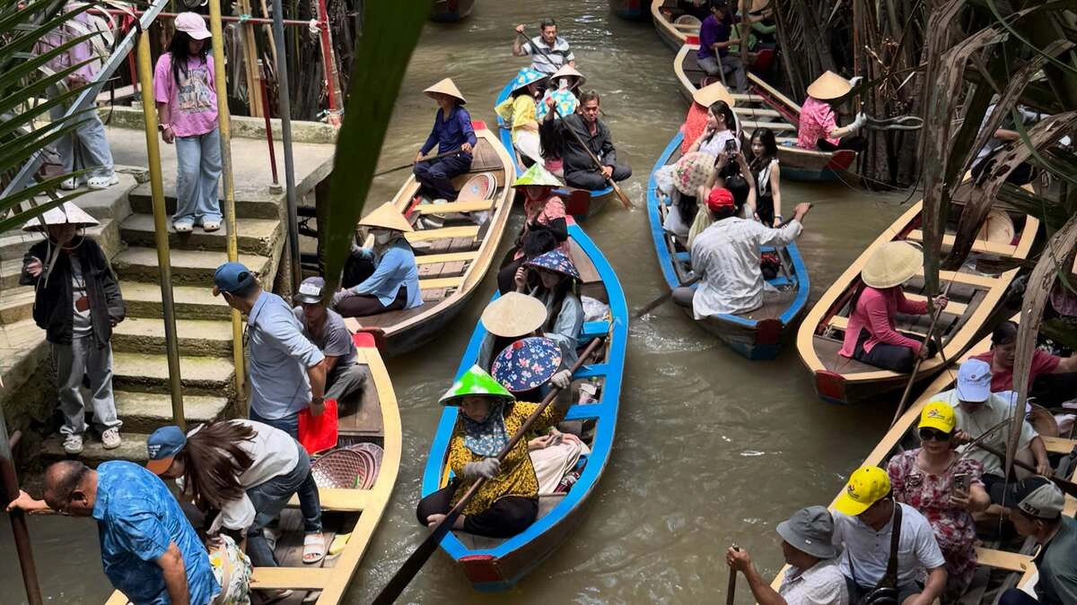 Khách đổ đến cù lao Thới Sơn ở miền Tây, xuồng ba lá quá tải