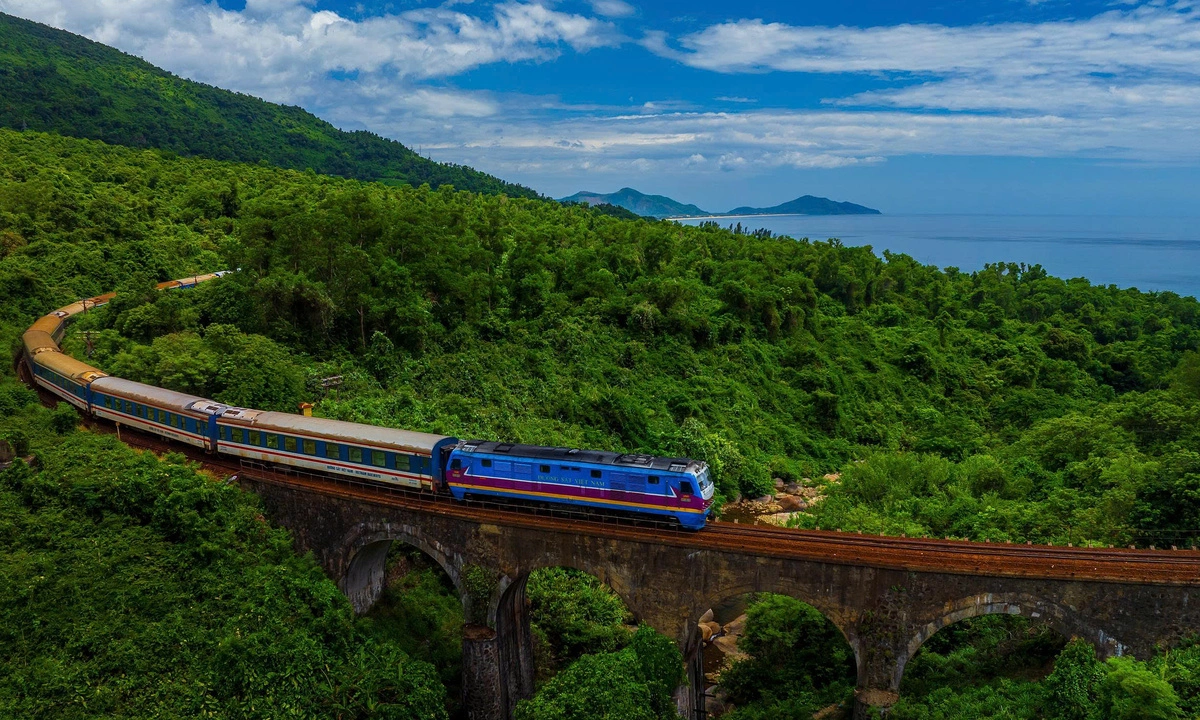 Tàu xuyên núi trên cung đường đẹp nhất Việt Nam