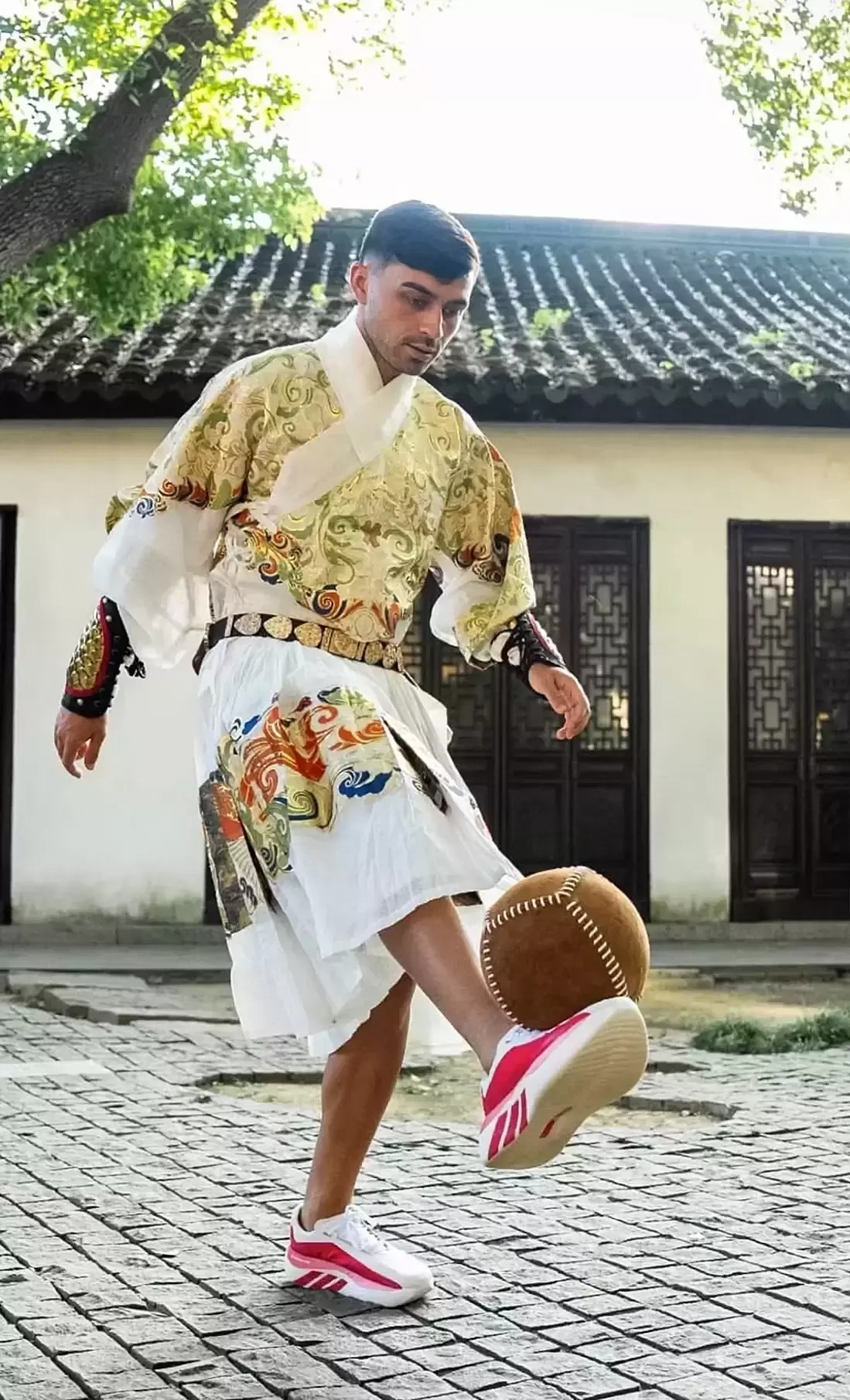 Pedri chơi Cuju truyền thống Pedri trải nghiệm trò chơi Cuju cổ đại
