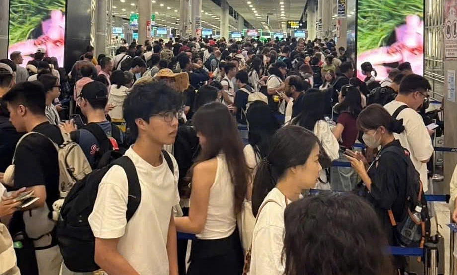 Sân bay lớn nhất Thái Lan quá tải, khách xếp hàng dài