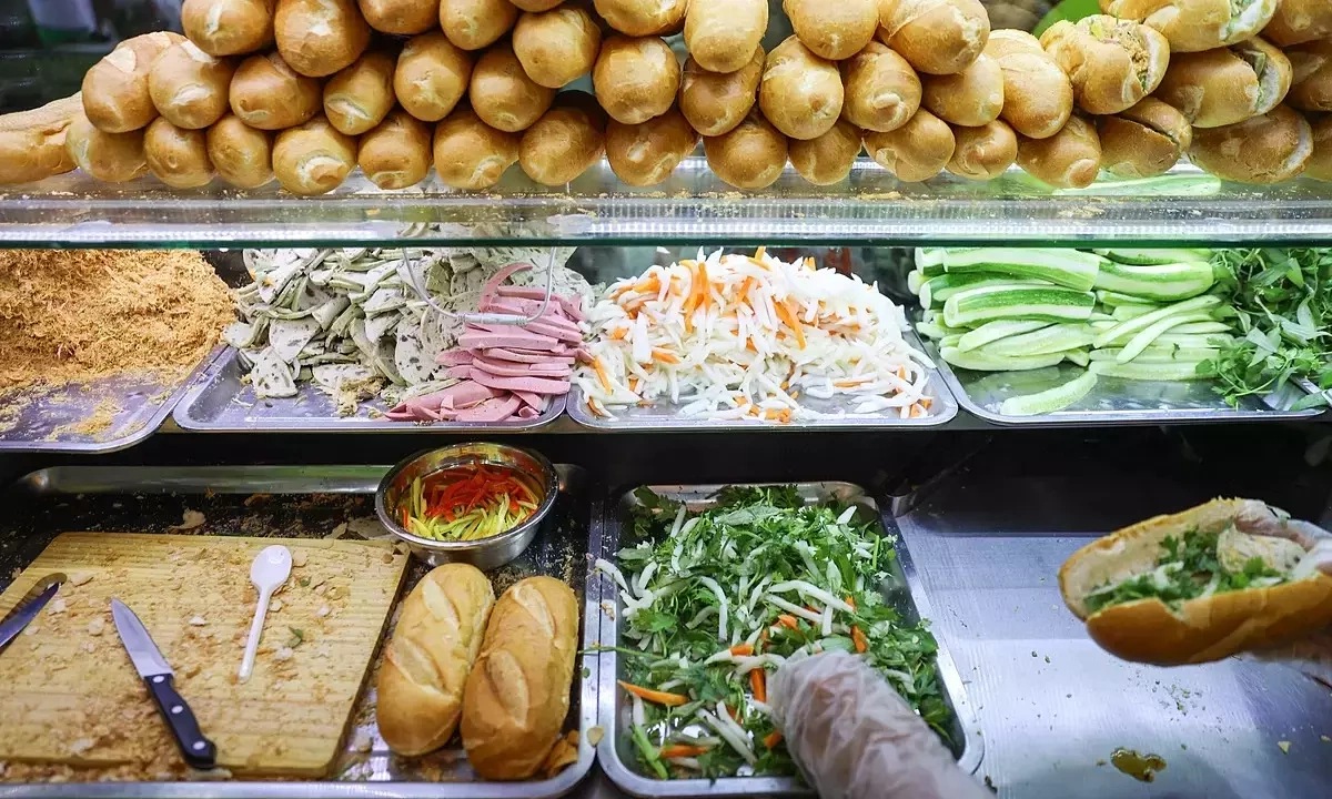 Tranh luận quanh ổ bánh mì 200.000 đồng