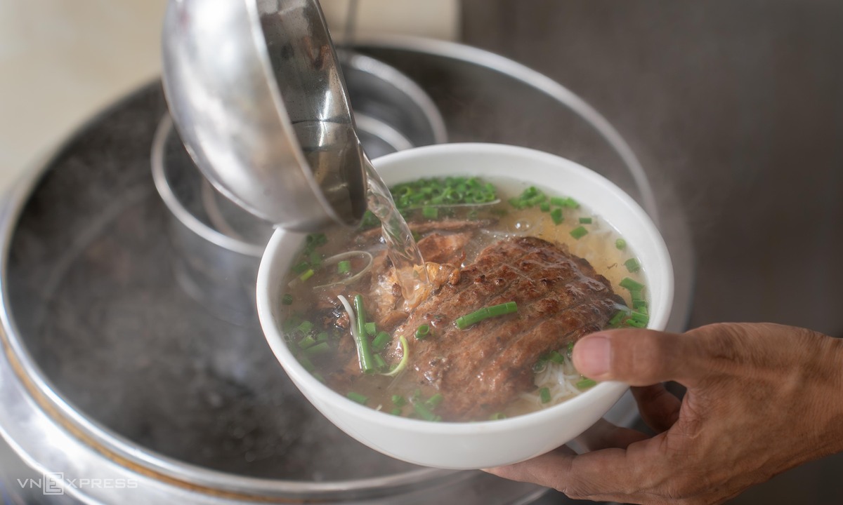 Hàng bún chả Hà Nội hút khách vì cách ăn khác thường