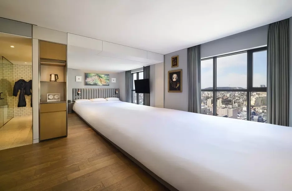 Chiếc giường 6 m tại khách sạn ở Seoul. Ảnh: unihotels