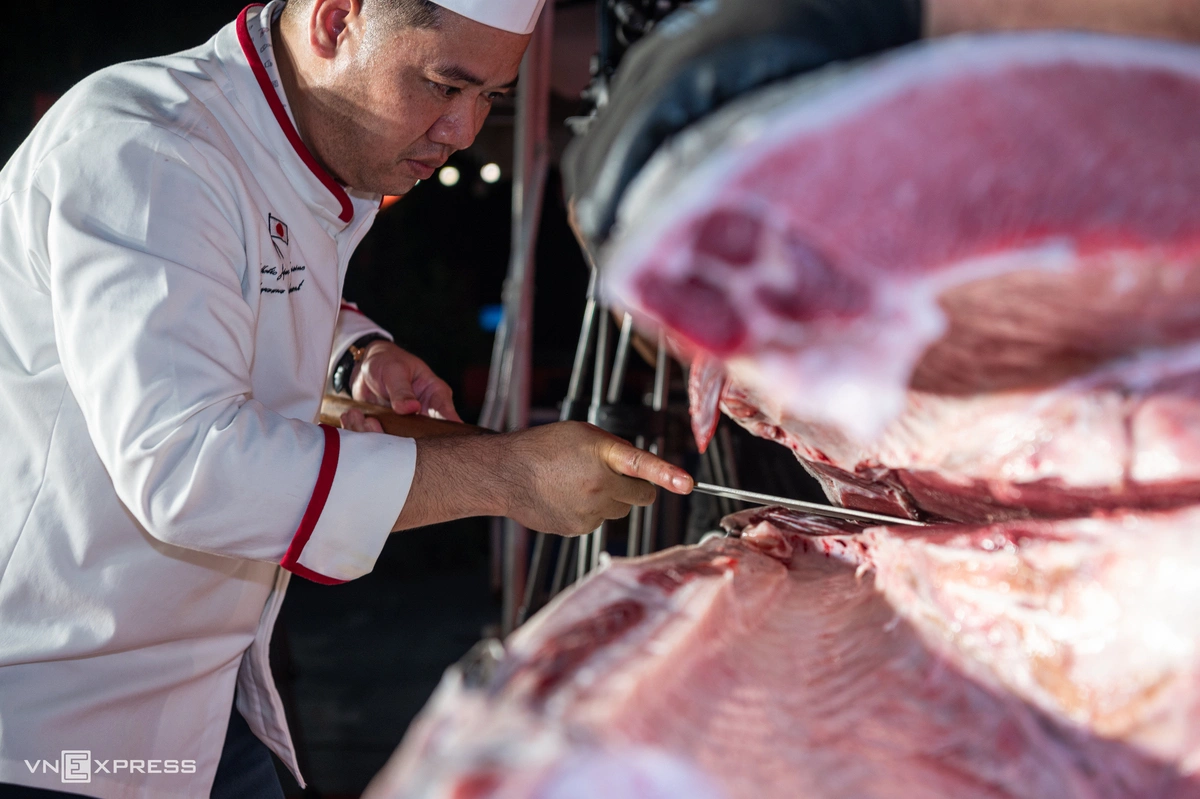 $38,000 tuna flown from Tokyo to Hanoi for a five-chef carving spectacle