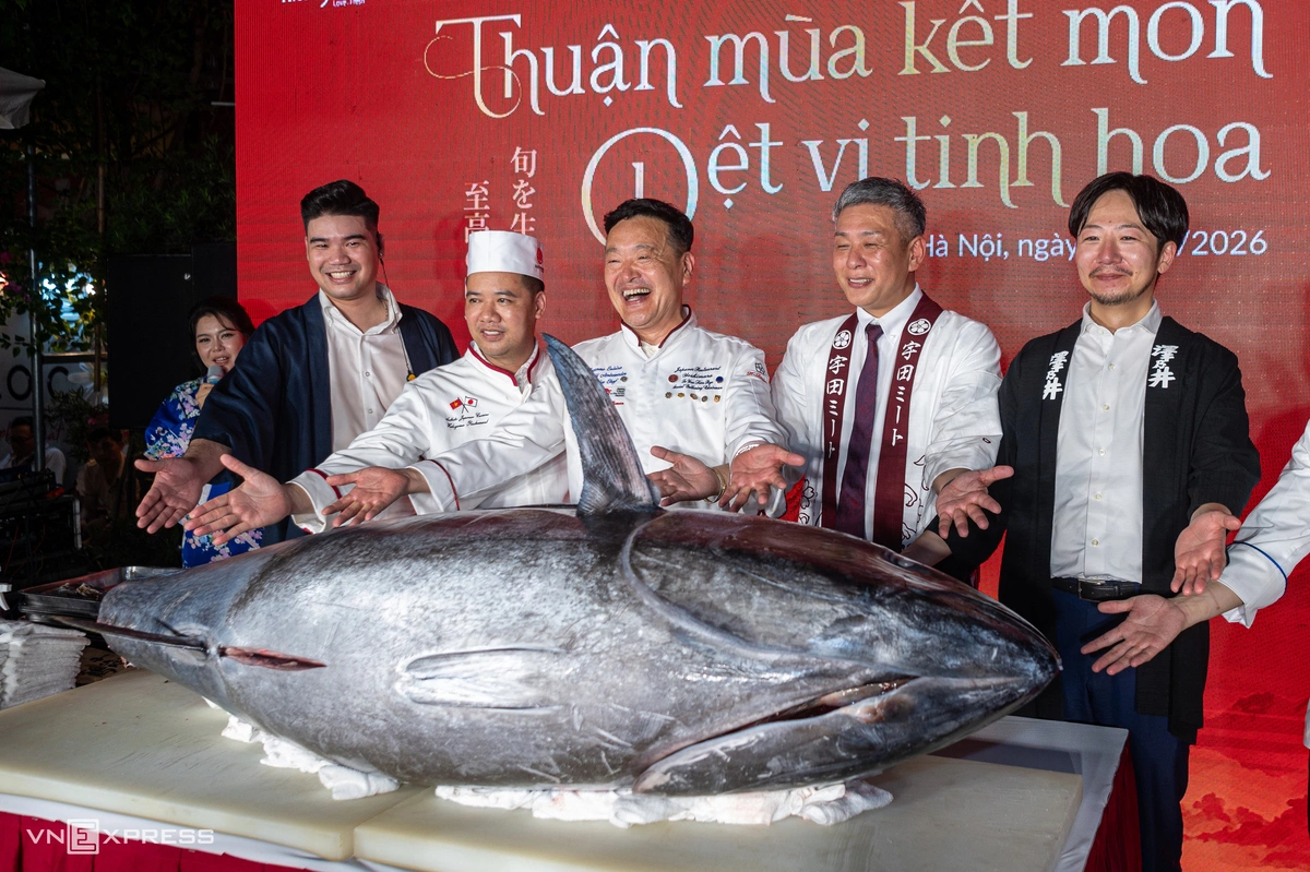$38,000 tuna flown from Tokyo to Hanoi for a five-chef carving spectacle