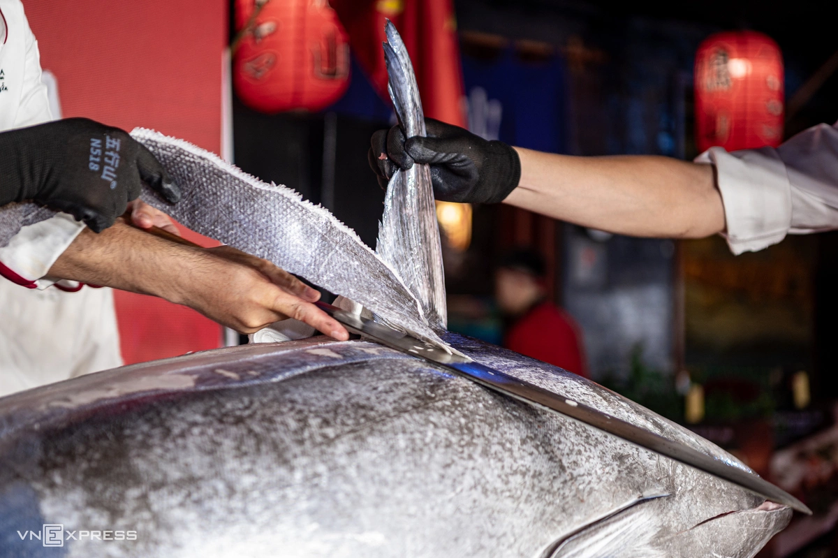 $38,000 tuna flown from Tokyo to Hanoi for a five-chef carving spectacle