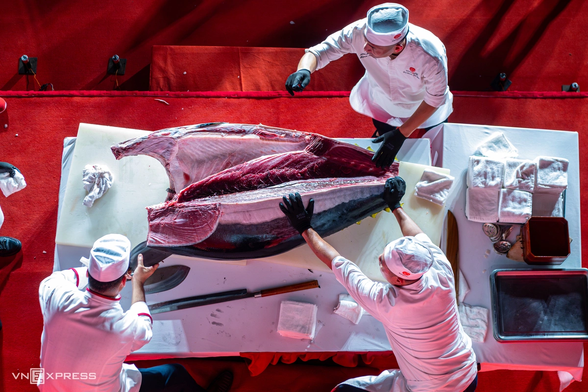 $38,000 tuna flown from Tokyo to Hanoi for a five-chef carving spectacle
