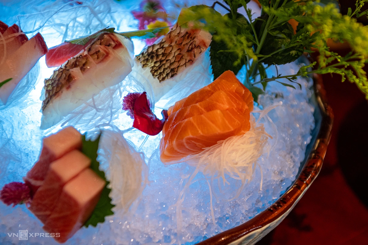 $38,000 tuna flown from Tokyo to Hanoi for a five-chef carving spectacle