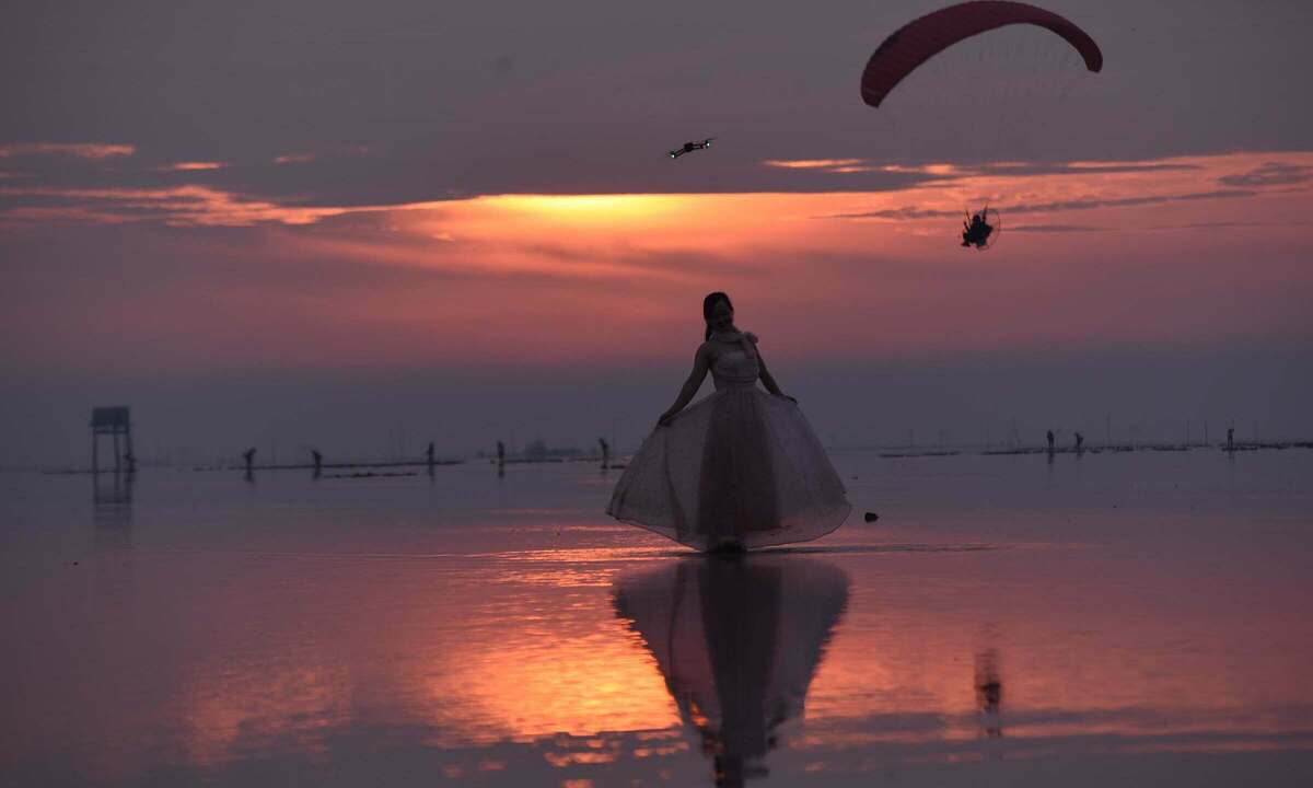 Hàng nghìn người đổ về 'biển vô cực' Hưng Yên từ 3h