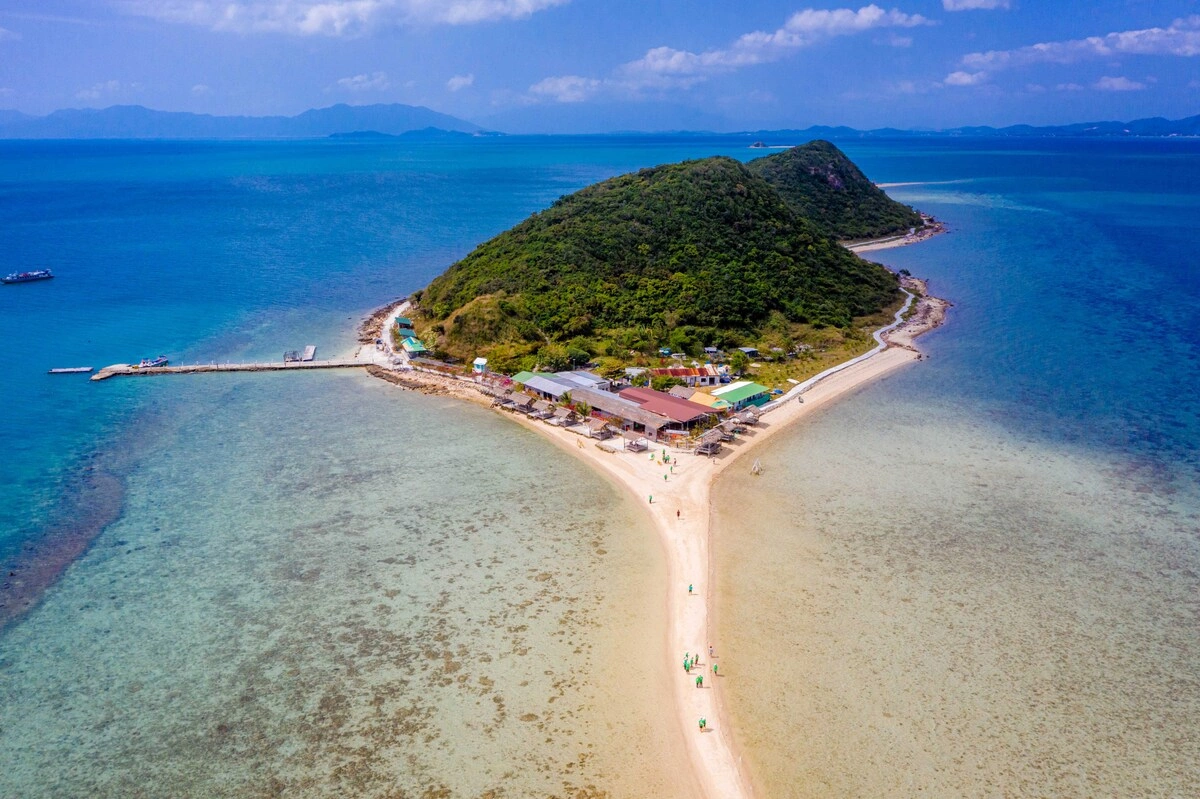 Đi bộ giữa biển ở đảo Điệp Sơn