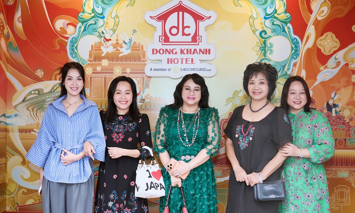 Dàn nghệ sĩ thưởng thức bánh trung thu nhà hàng Đồng Khánh