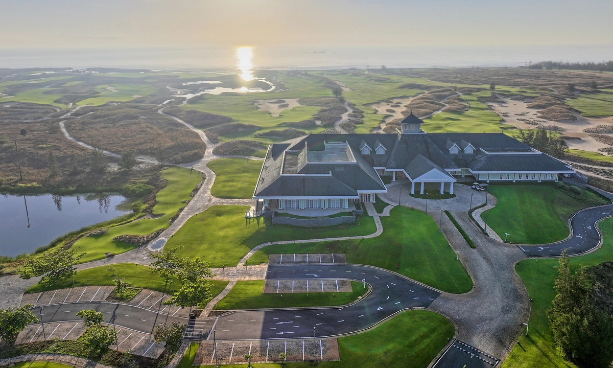 Trải nghiệm chơi golf kết hợp nghỉ dưỡng bên bờ biển Đà Nẵng