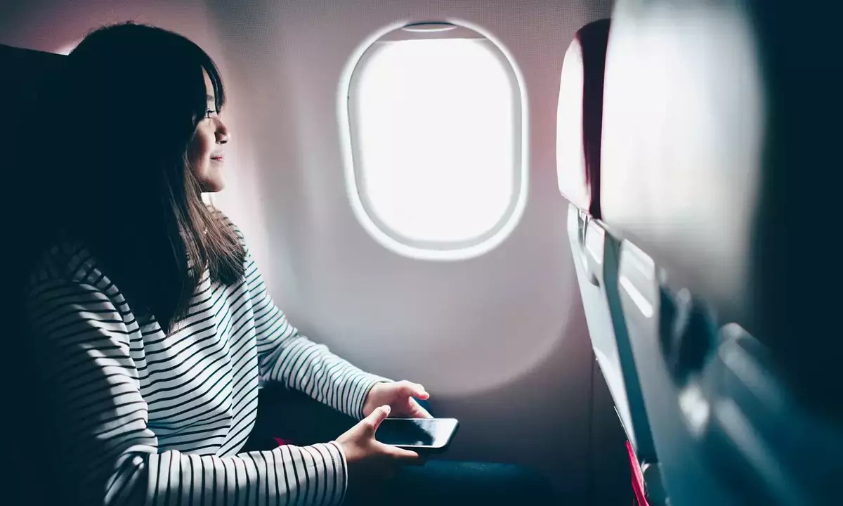 Ai được phép đóng và mở rèm che cửa sổ trên máy bay?