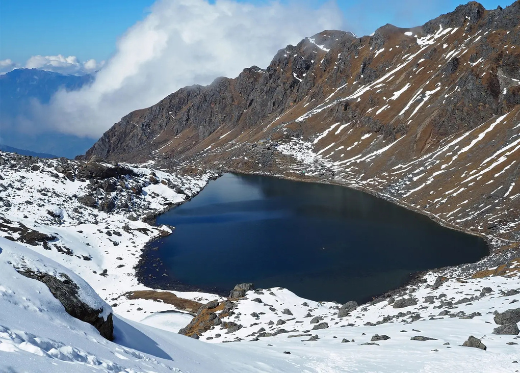 Hồ thiêng Gosaikunda. Ảnh: Nepal Trek Hub