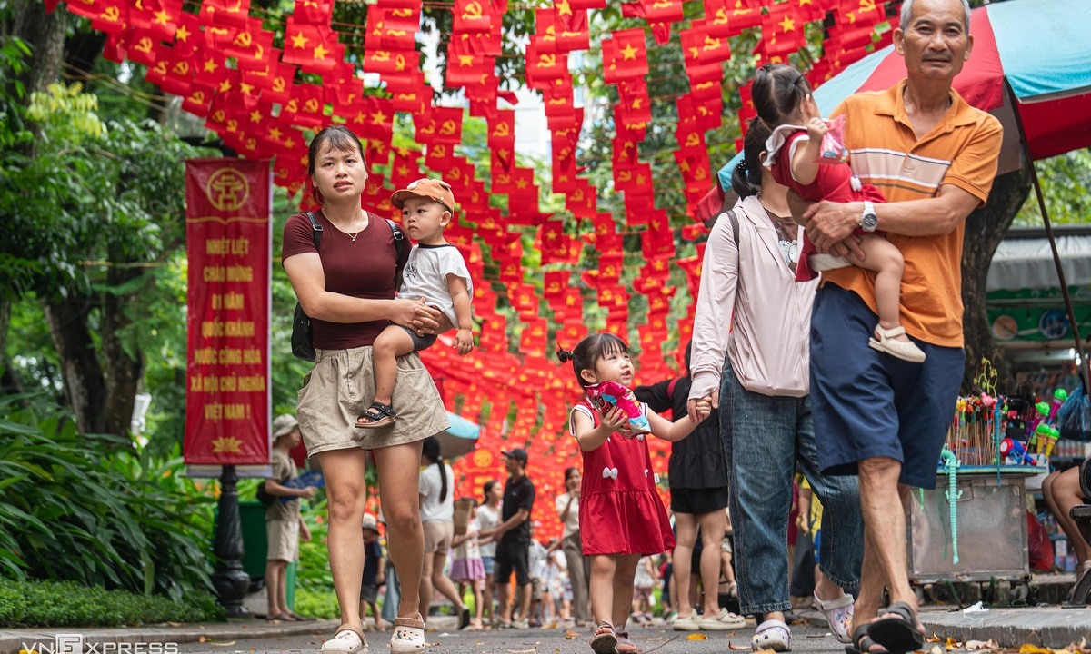 Nhiều điểm du lịch ở Hà Nội nhộn nhịp khách