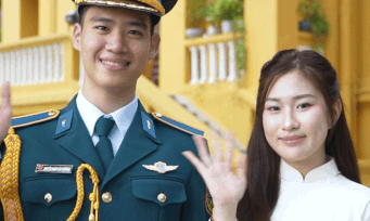 Du khách đổ đến Quảng trường Ba Đình chụp ảnh với áo dài