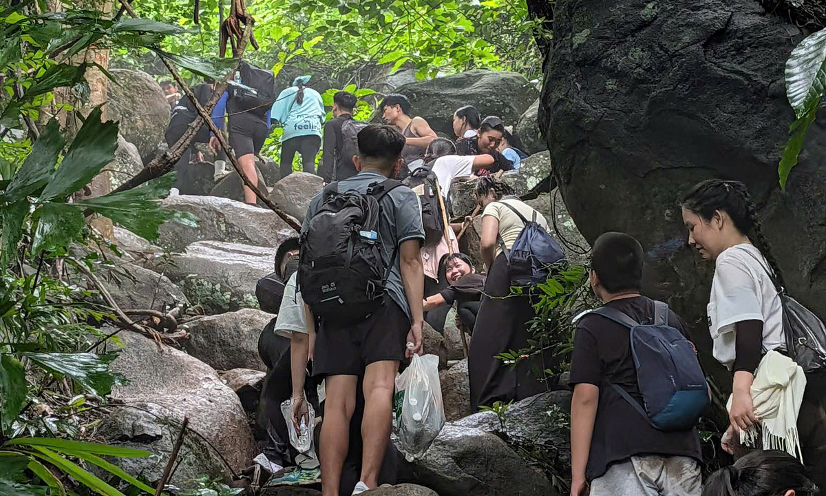 Kẹt đường leo núi Bà Đen dịp 2/9