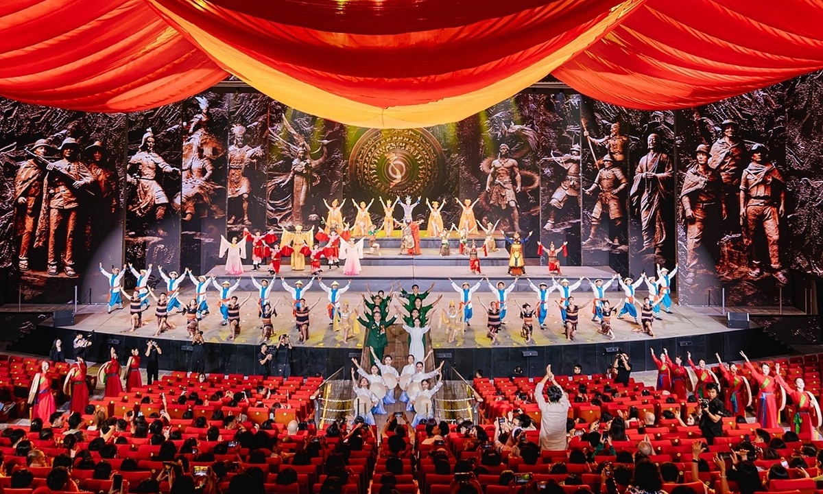 Show 'Đất nước thiên hùng ca' hút khách dịp Quốc Khánh 2/9