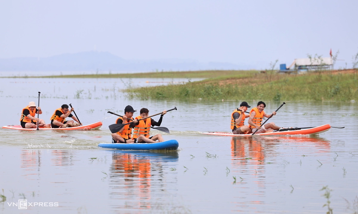 Chèo SUP khi hồ Trị An cạn nước