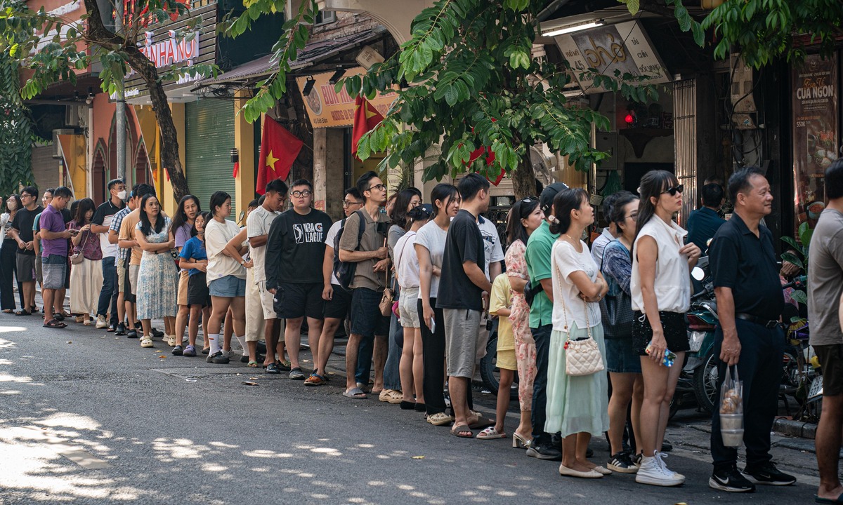 Xếp hàng ăn phở Hà Nội ngày lễ 2/9