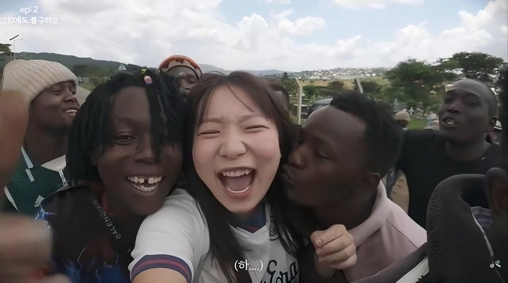 Eun-ji bị nhóm người ở Tanzania vây quanh. Ảnh chụp màn hình