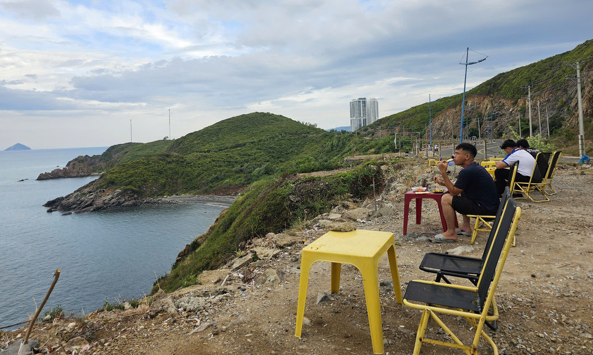 Hàng quán tự phát nằm sát vực trên đèo ở Nha Trang