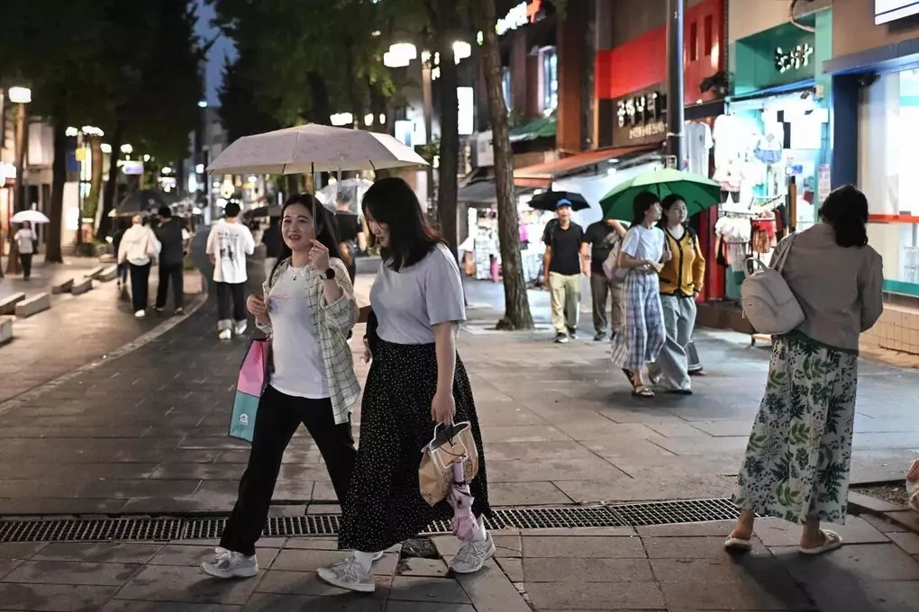 Khách du lịch trên đường phố Seoul. Ảnh: AFP