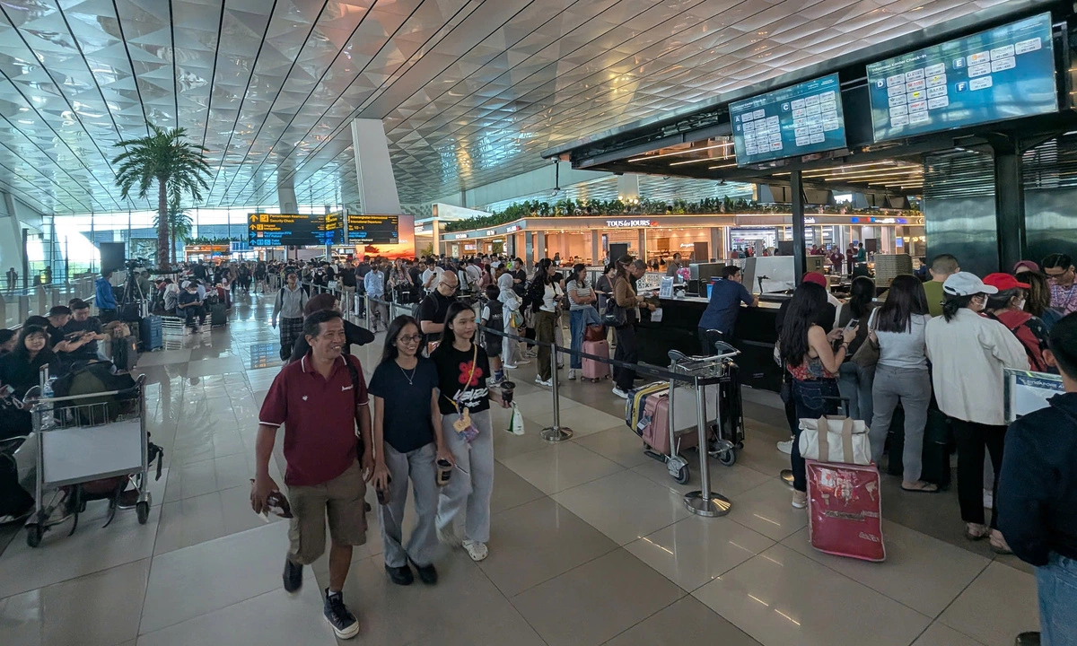 Khách Việt vật vờ 3 ngày sân bay Indonesia vì núi lửa phun trào
