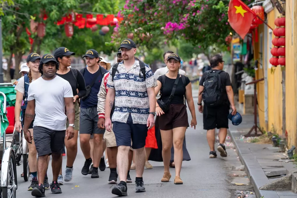 Hải quân hoàng gia Canada tham quan phố cổ Hội An, trải nghiệm làm đèn lồng, tháng 5. Ảnh: Nguyễn Đông