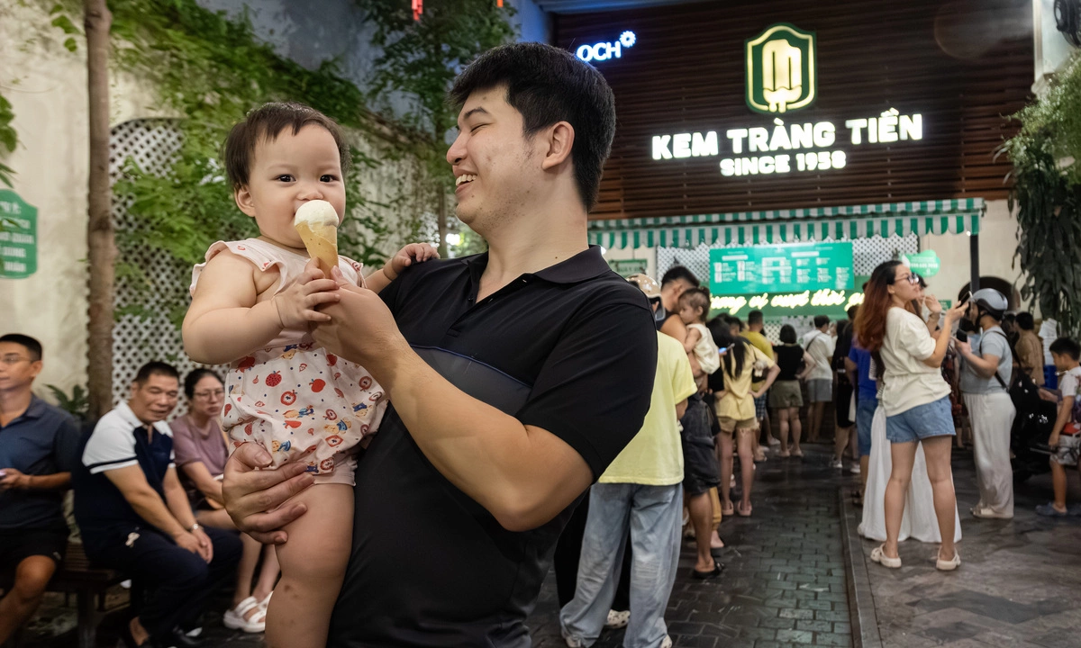 Hàng dài người xếp hàng mua kem Tràng Tiền trước ngày đóng cửa