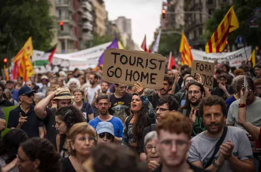 Người dân Tây Ban Nha biểu tình đuổi du khách về nhà, năm 2024, ở trung tâm thành phố Barcelona. Ảnh: AP