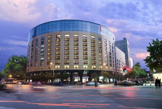 Khách sạn ở khu hiện đại. Ảnh: Booking KS2-jpeg-1790793417.jpg