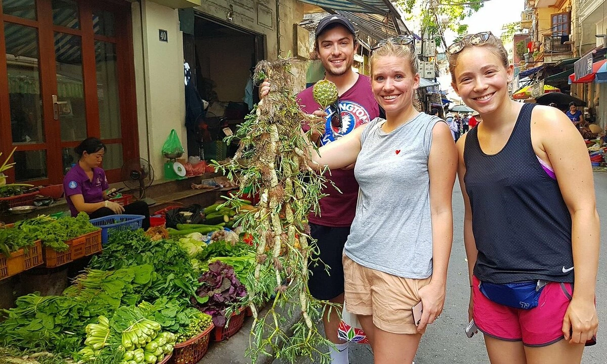Khách Tây trải nghiệm đi chợ Hà Nội từ 4h sáng